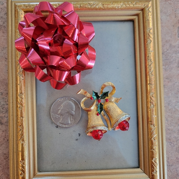 Vintage Holiday Bell Brooch ~ Christmas ~ 1960s or so ~Pretty - Picture 9 of 12